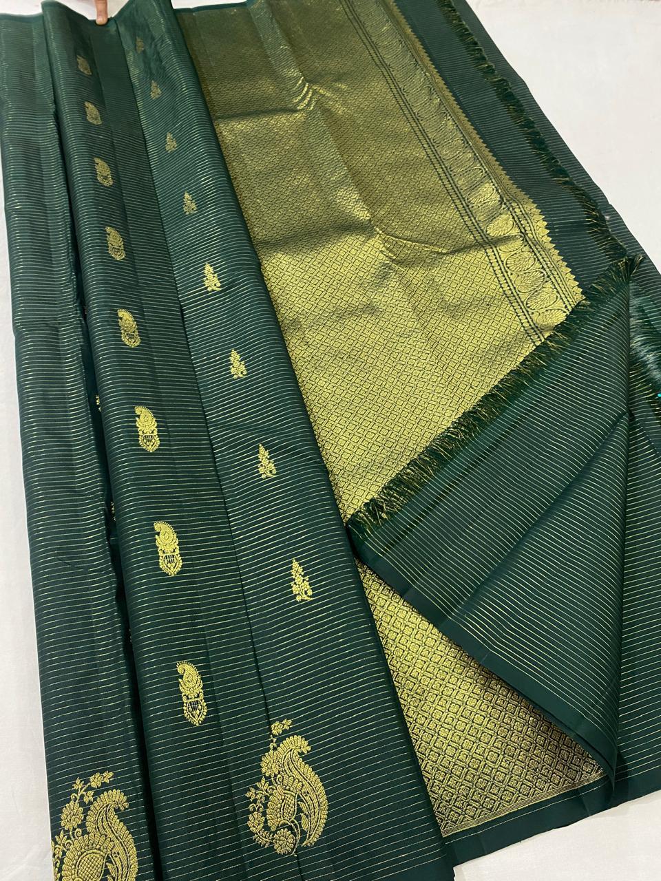 Kanchipuram handloom pure silk saree
Beautiful fancy Design  
beautiful With out border Small butta type sarees*