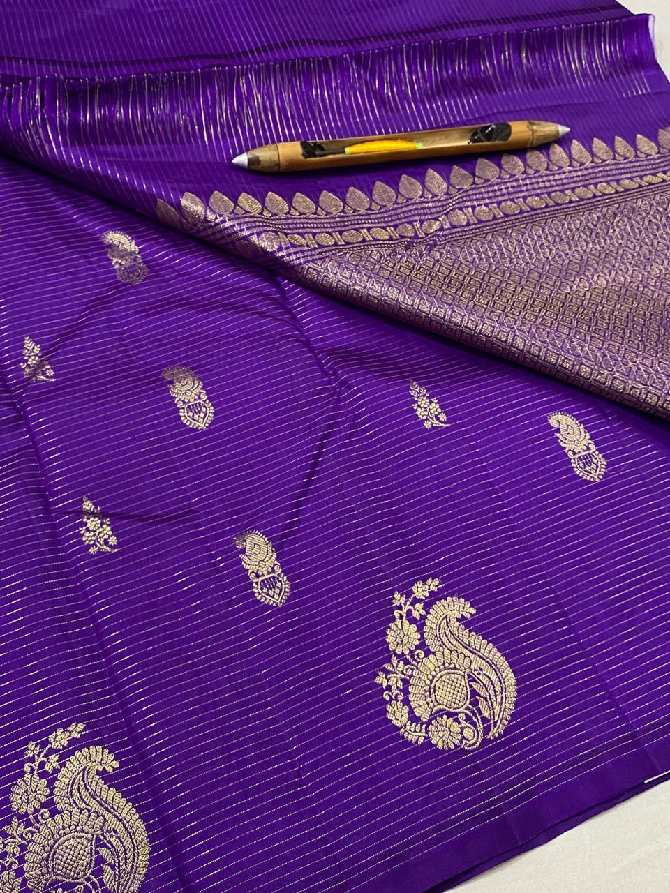 Kanchipuram handloom pure silk saree
Beautiful fancy Design  
beautiful With out border Small butta type sarees*