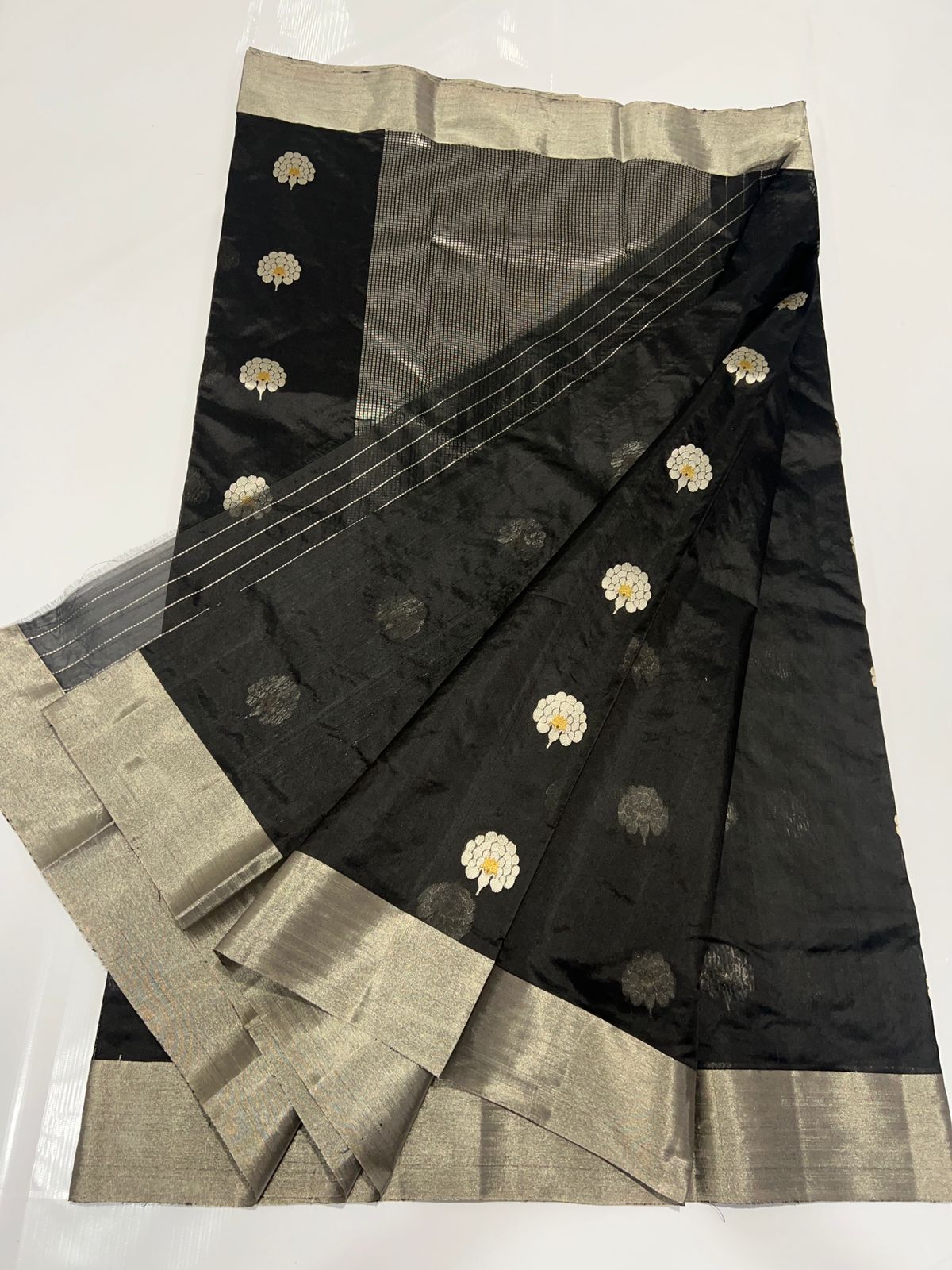 Pattu silk ek nal motif saree
