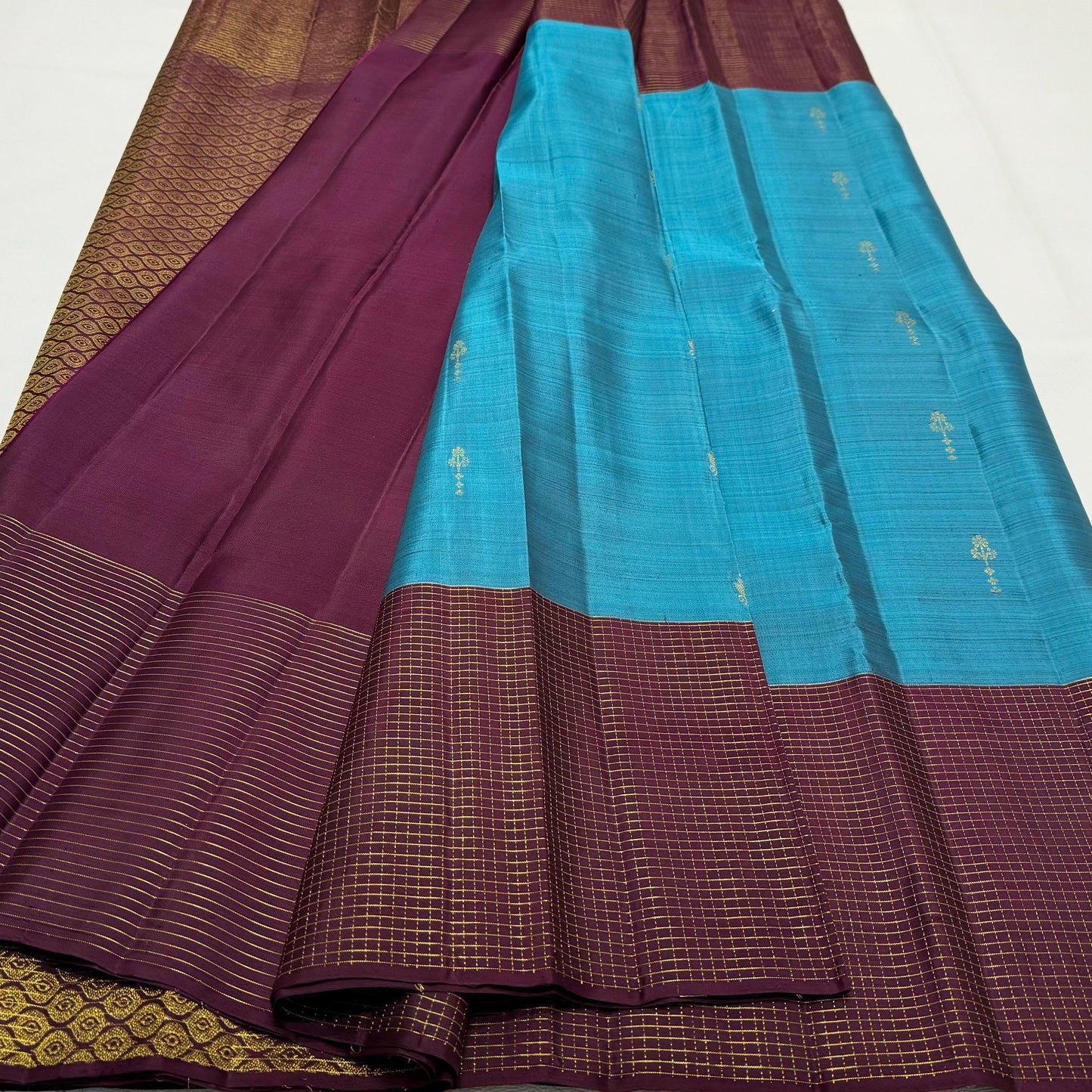 Kanchipuram pure silk handloom double warp contrast grand pallu and blouse *Zari checks border* 
*SILK MARK TAG WITH HOLOGRAM*