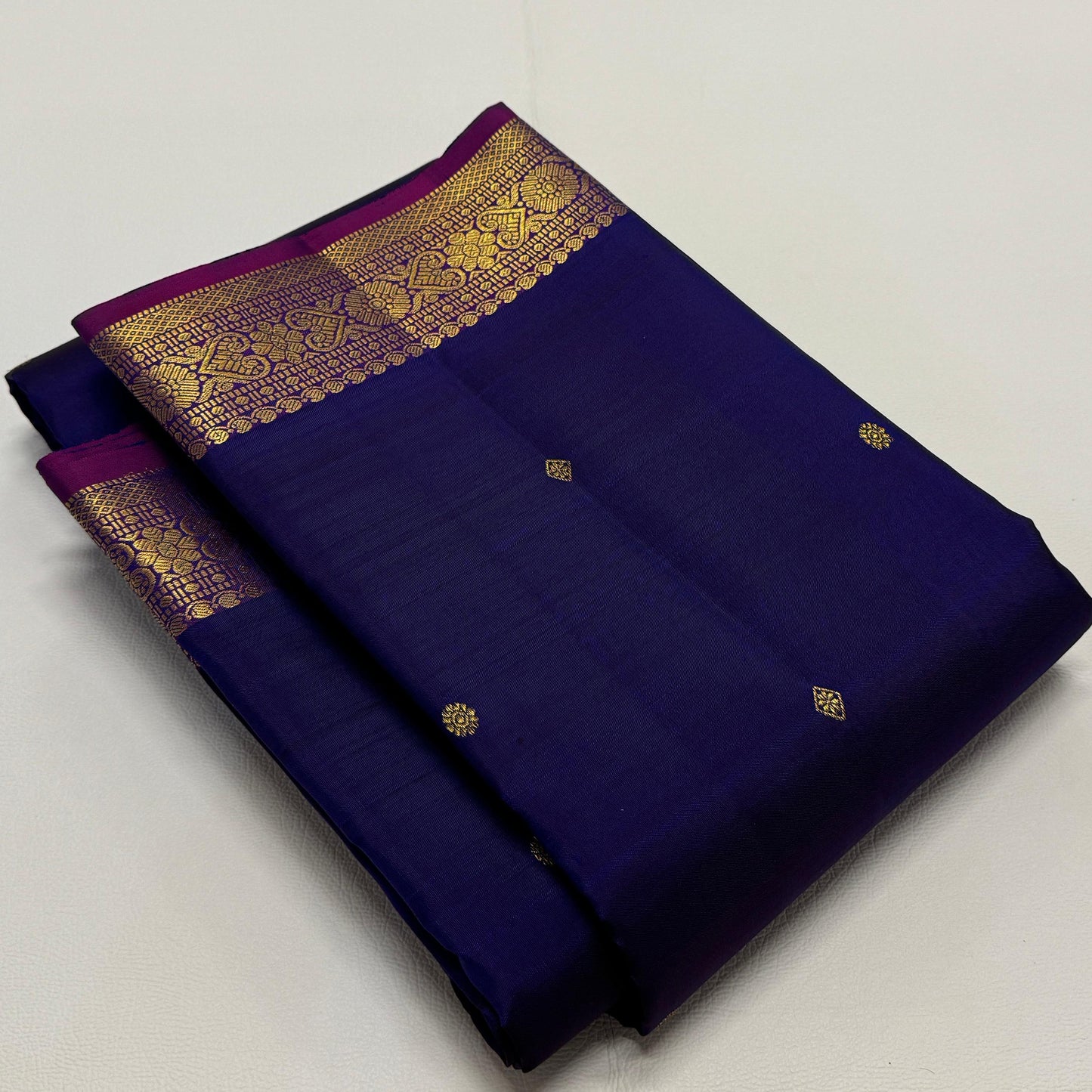 Kanjivaram pure silk handloom double warp contrast grand pallu and blouse  
*Gold zari*
*SILK MARK TAG WITH HOLOGRAM*
