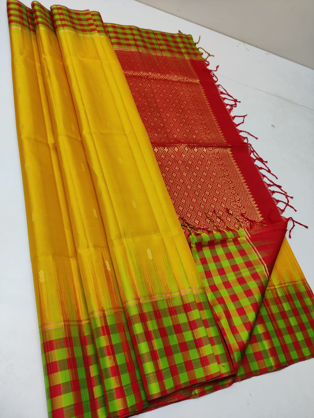 Pure handloom Double warp soft silk saree
Fansy sarees
With silk mark certificate