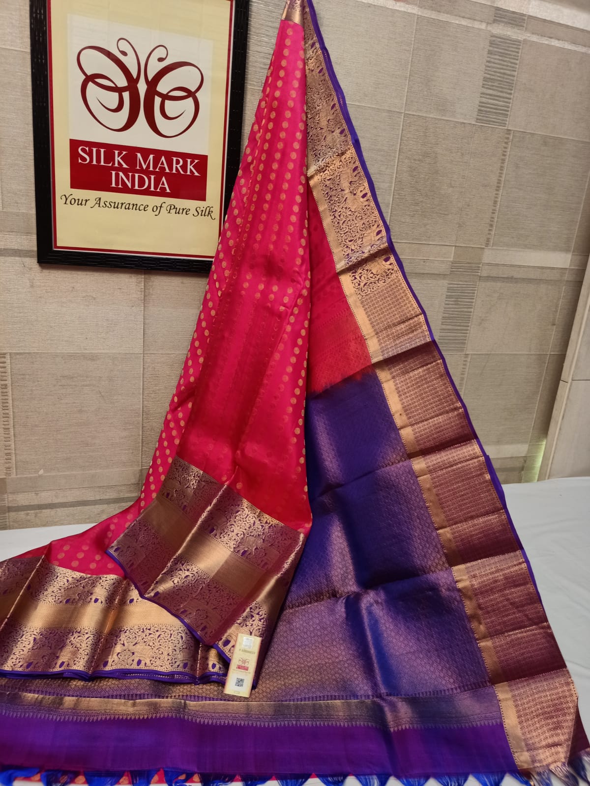 Bridal wear 1000 Butta All self*
Light weight Pure kanjivaram silk saree
Brocade all self
All over all self weaving
Jarie weaving all over saree
Tissue jarie weaving border*
10inch tissue border*