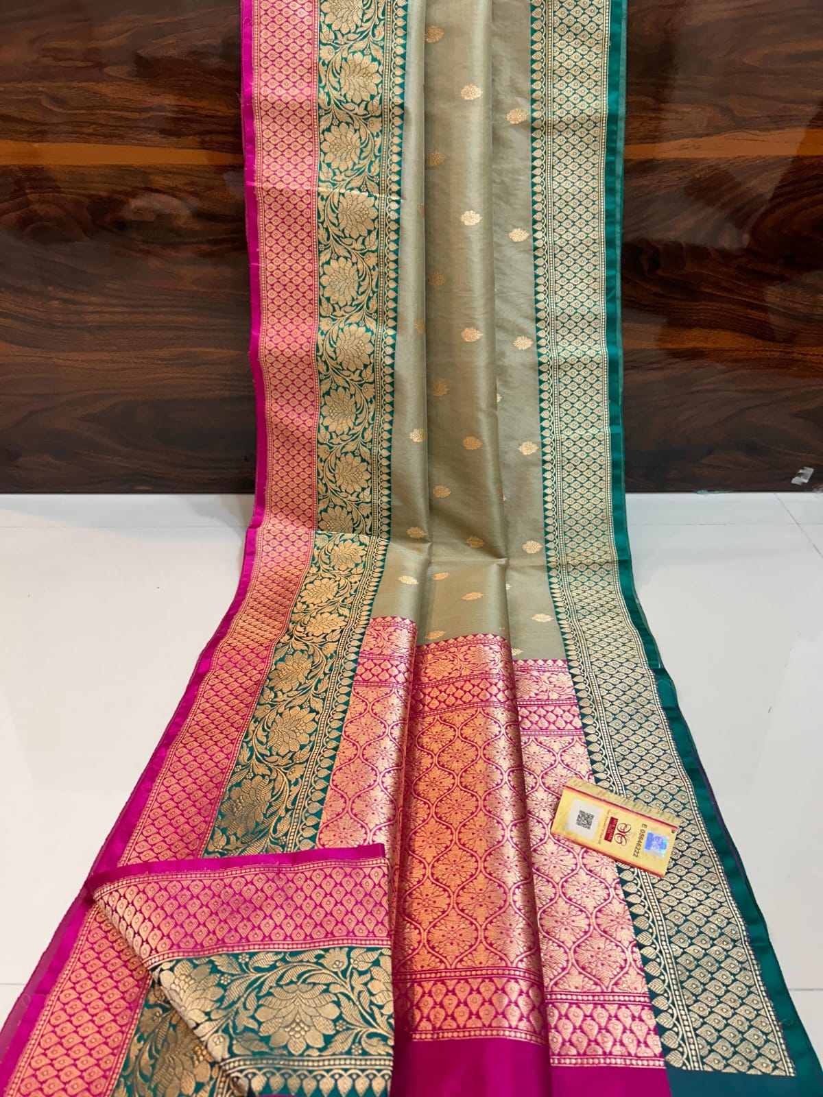Banarsi Pure Kora Organza Silk Sarees With Pure Katan Border And Anchal*
*Pure Handloom Sarees*
Contrast *Blouse* With *Border*
With *Antique Zari*
With *Silk Mark* Certificate