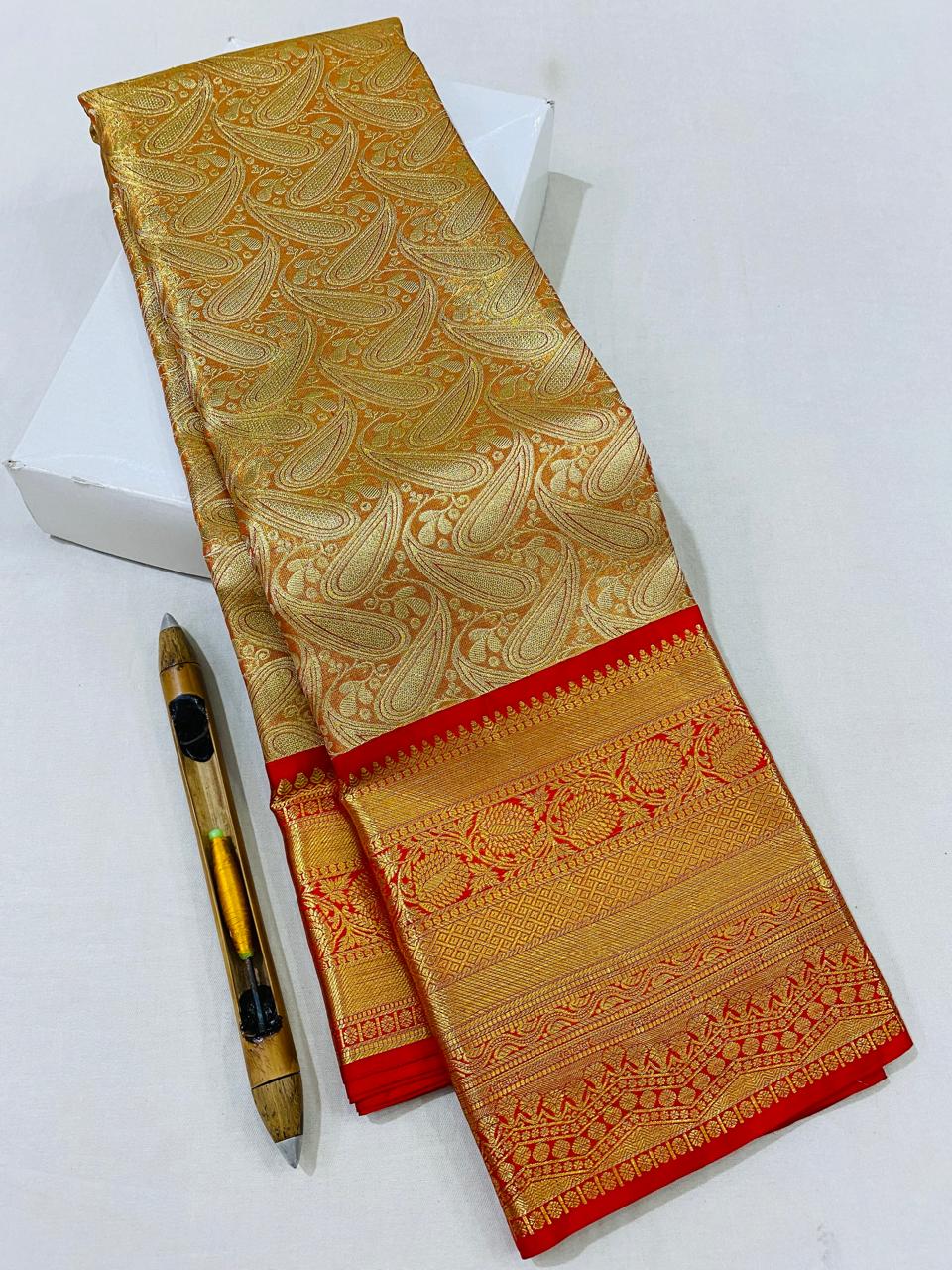 Kanchipuram Handloom pure tissue silk saree
Beautiful fancy Design
gold And silver mixed zari collection beautiful wedding grand type sarees*