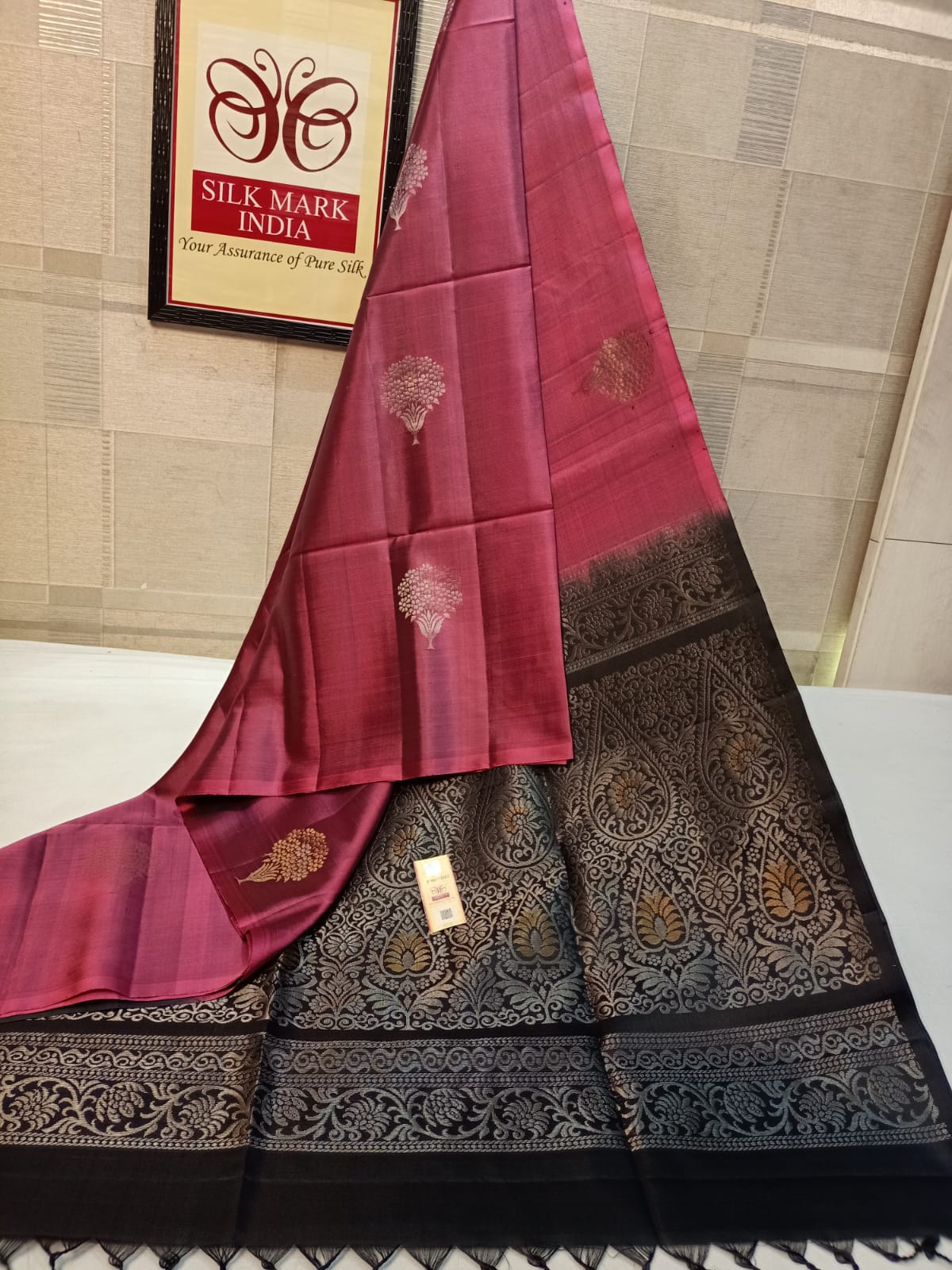 Pure silk Handloom*
Meena butta Silver jarie Butta Meena work butta Fancy butta Double warp silk Aravta butta All over butta Rich pallu