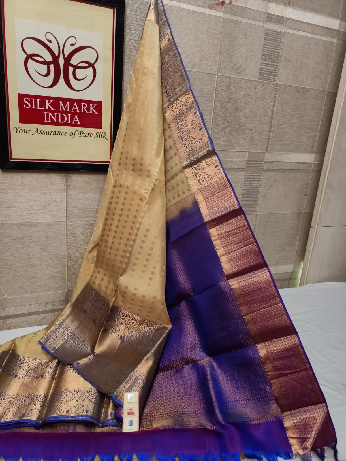 Bridal wear 1000 Butta All self*
Light weight Pure kanjivaram silk saree
Brocade all self
All over all self weaving
Jarie weaving all over saree
Tissue jarie weaving border*
10inch tissue border*