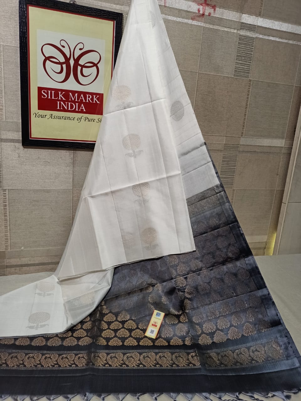 Pure silk Handloom*
Meena butta Silver jarie Butta Meena work butta Fancy butta Double warp silk Aravta butta All over butta Rich pallu