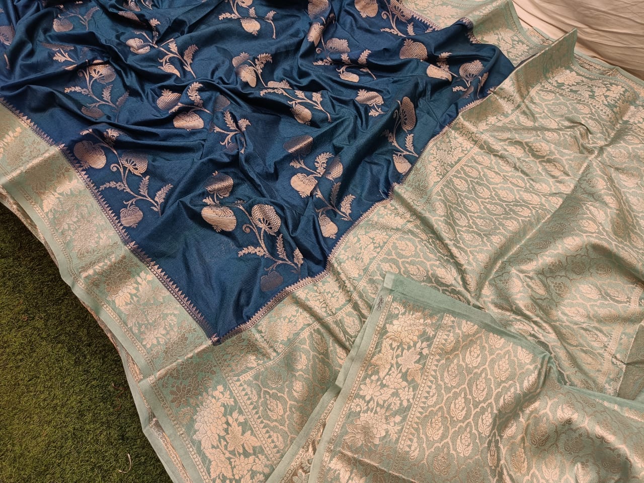 Bnarasi Semi katan soft silk saree 
Latest fancy border design
Full body bnarasi flower zari weaving  
weaving designer pallu