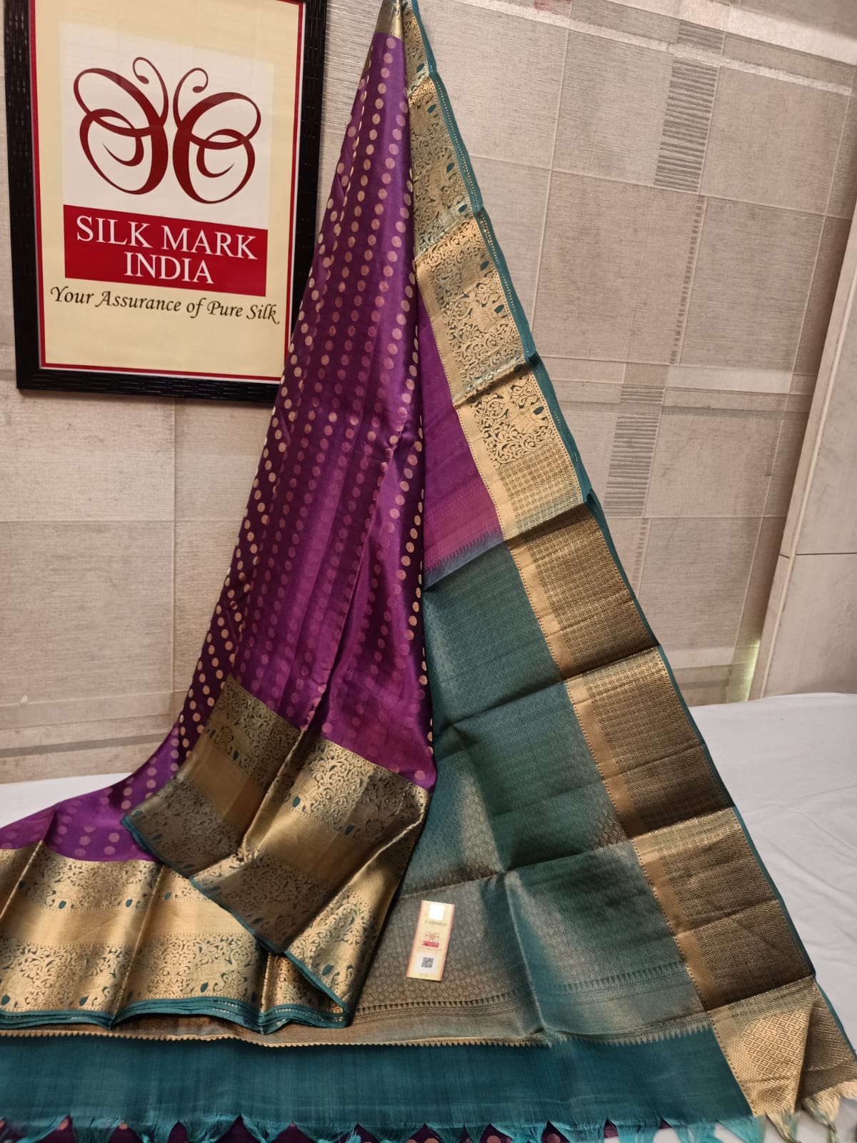 Bridal wear 1000 Butta All self*
Light weight Pure kanjivaram silk saree
Brocade all self
All over all self weaving
Jarie weaving all over saree
Tissue jarie weaving border*
10inch tissue border*