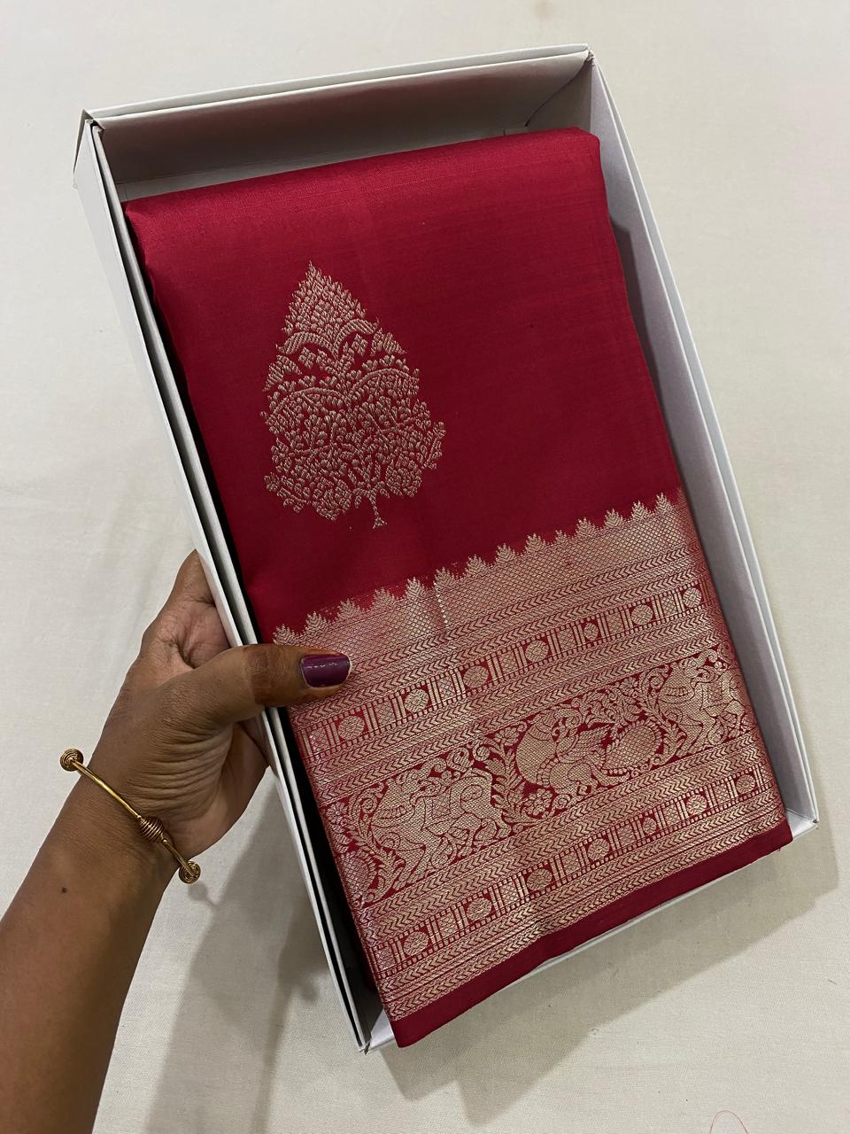 Kanchipuram Handloom pure silk saree
Beautiful fancy Design
silver zari beautiful butta type sarees*