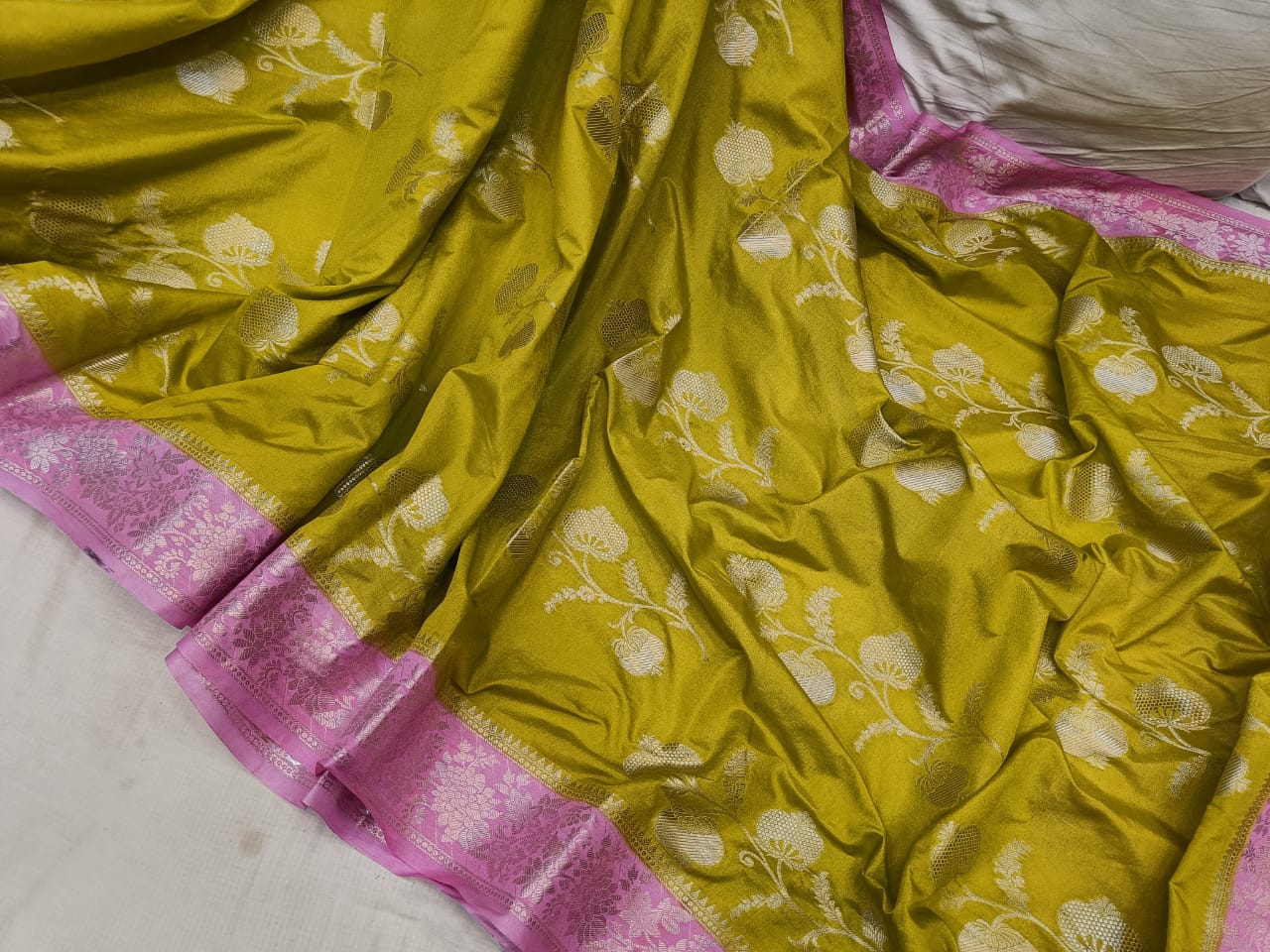 Bnarasi Semi katan soft silk saree 
Latest fancy border design
Full body bnarasi flower zari weaving  
weaving designer pallu