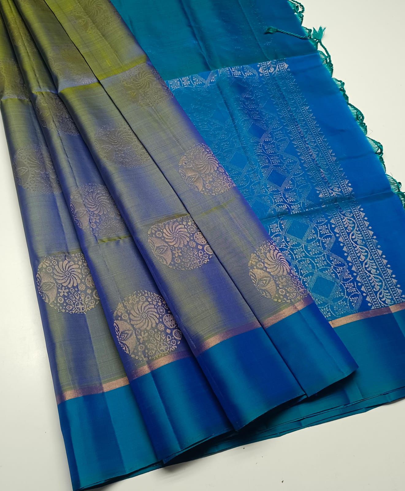 Pure handloom fancy design borderless Double warp soft silk sarees collections with contrast Pallu and blouse