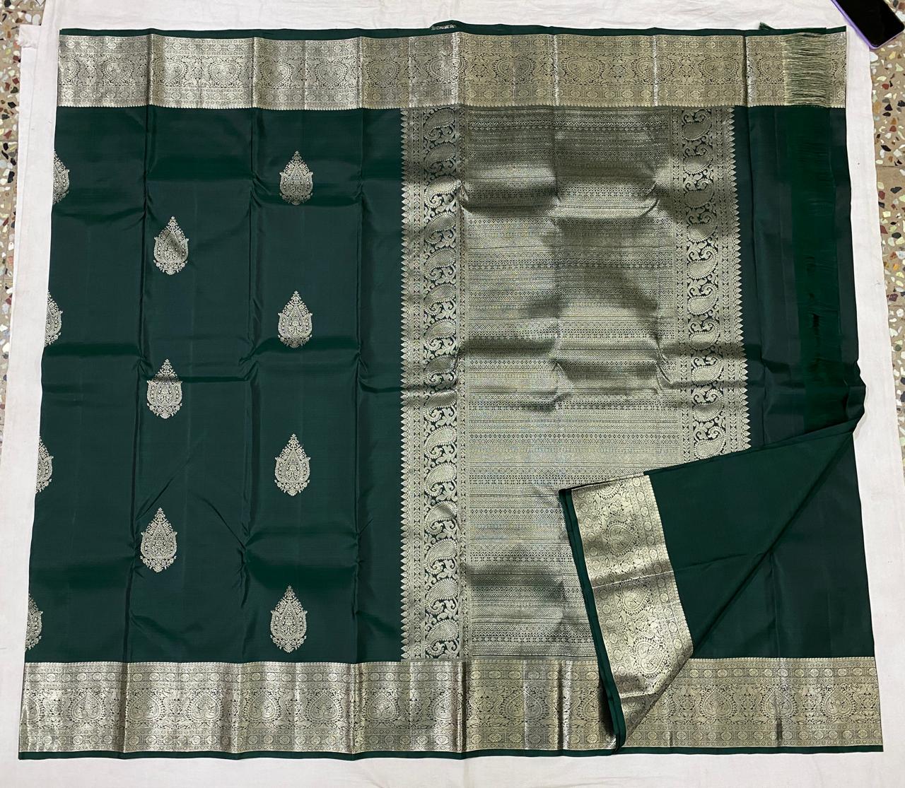 Kanchipuram Handloom pure silk saree
Beautiful fancy Design
silver zari beautiful butta type sarees*