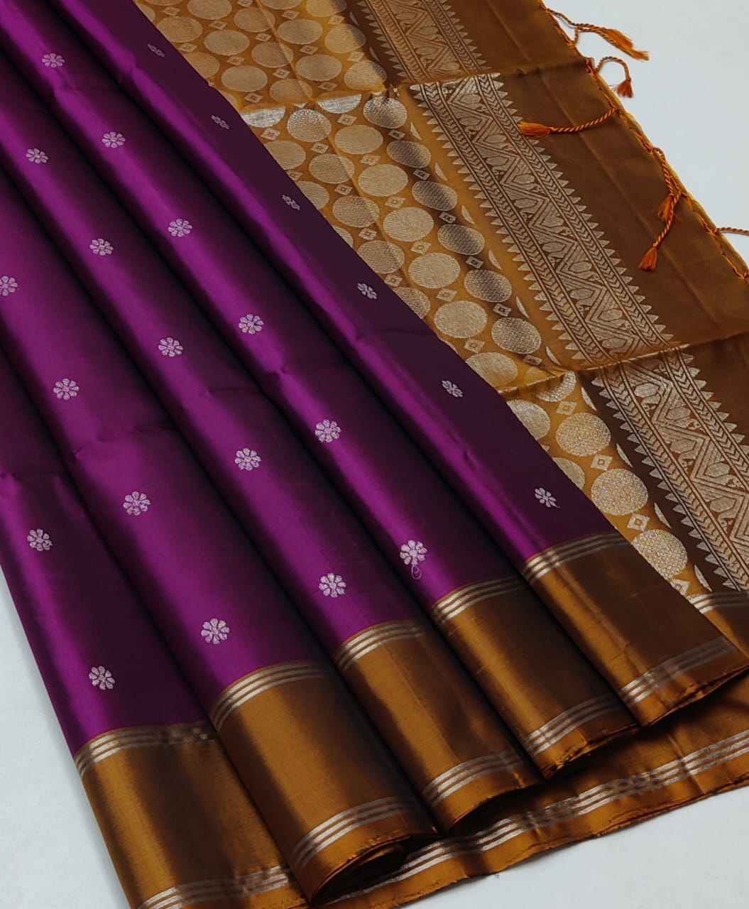 Pure handloom Double warp soft silk saree
Fansy sarees
With silk mark certificate