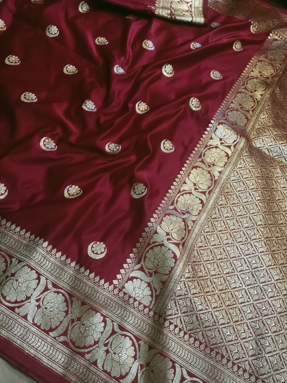 EXCELLENT BANARASI MASHRU SILK SAREES SMOOTH AND SOFT SAREES LIKE PREMIUM KATAN WITH BEAUTIFUL CHAAND SITARA BUTI
WITH BEAUTIFUL BLOUSE PIECE