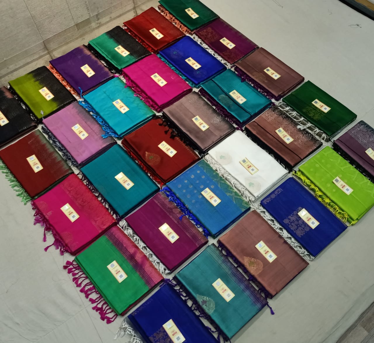 Pure silk Handloom*
Meena butta Silver jarie Butta Meena work butta Fancy butta Double warp silk Aravta butta All over butta Rich pallu