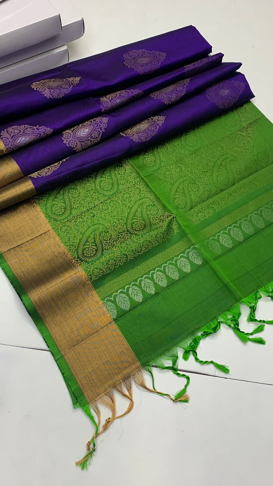 Pure handloom borderless ,jari border design Double warp soft silk sarees collections ..with contrast Pallu and blouse