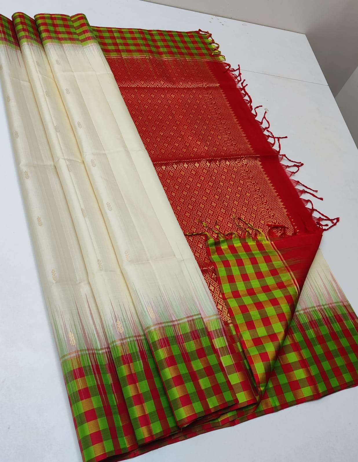 Pure handloom Double warp soft silk saree
Fansy sarees
With silk mark certificate