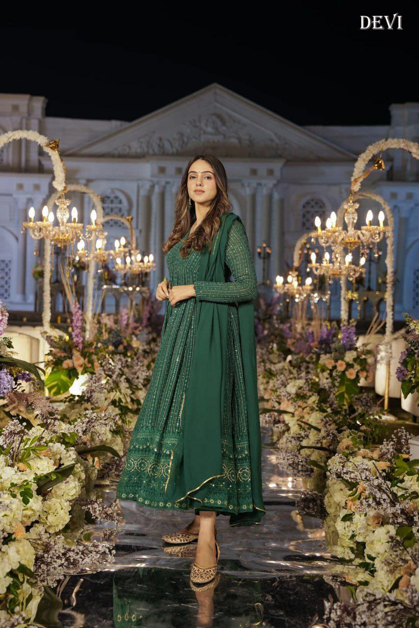 Designer s Gown Top dupatta               Heavy FAUX GEORGETTE Silk
Full INNER Attached Heavy Crape
WORK - All Over Multi Thread  & Jari With Sequence embroidery stich work