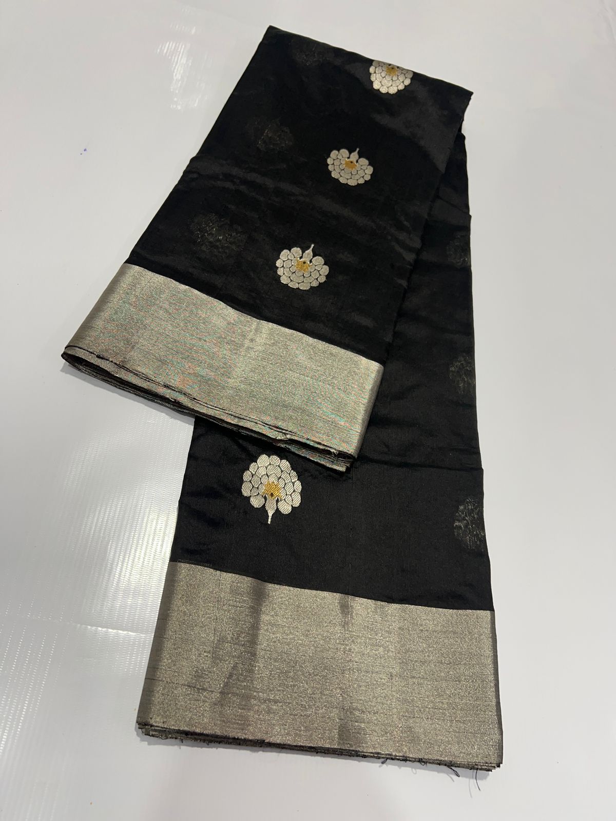 Pattu silk ek nal motif saree