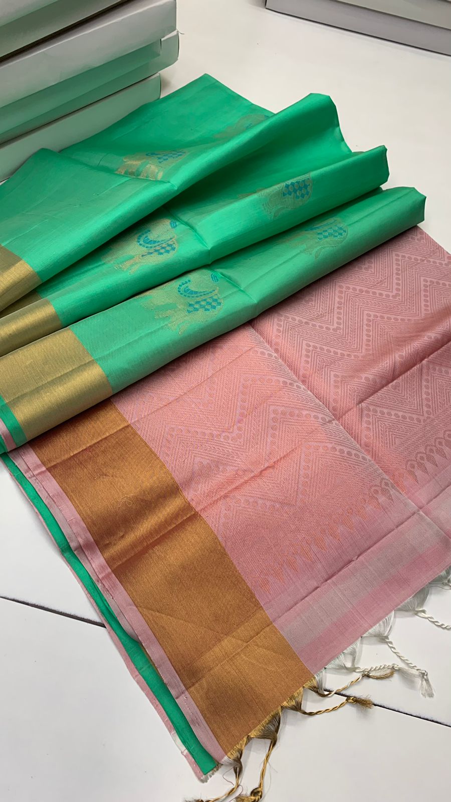 Pure handloom borderless ,jari border design Double warp soft silk sarees collections ..with contrast Pallu and blouse