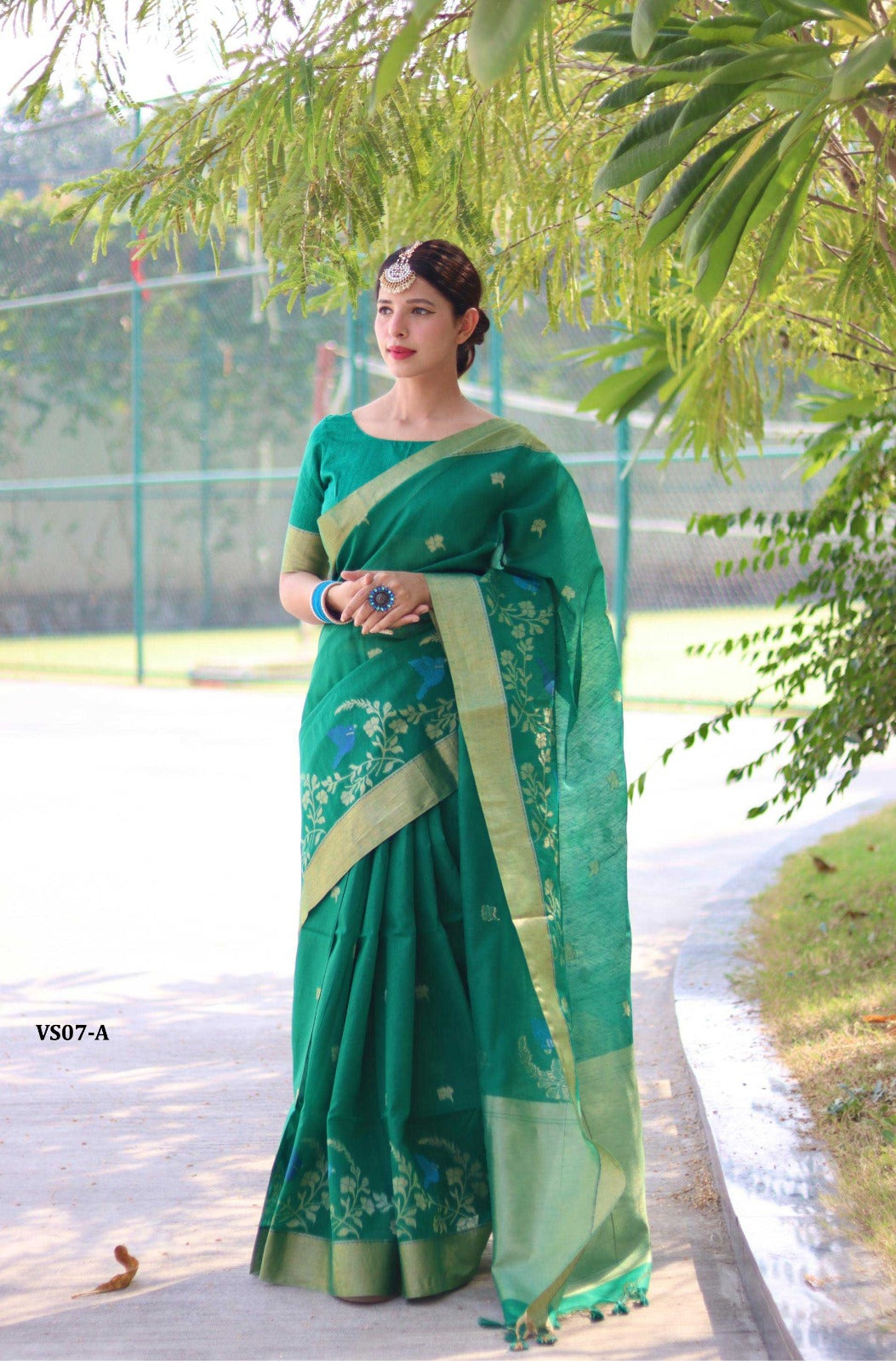Saree:* Pure Linen Silk traditional Jamdani type weaving border with single katha linning on border and zari weaved butti all over with zari pallu and Fancy Tassels