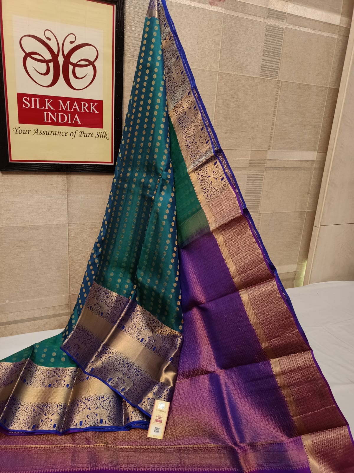 Bridal wear 1000 Butta All self*
Light weight Pure kanjivaram silk saree
Brocade all self
All over all self weaving
Jarie weaving all over saree
Tissue jarie weaving border*
10inch tissue border*