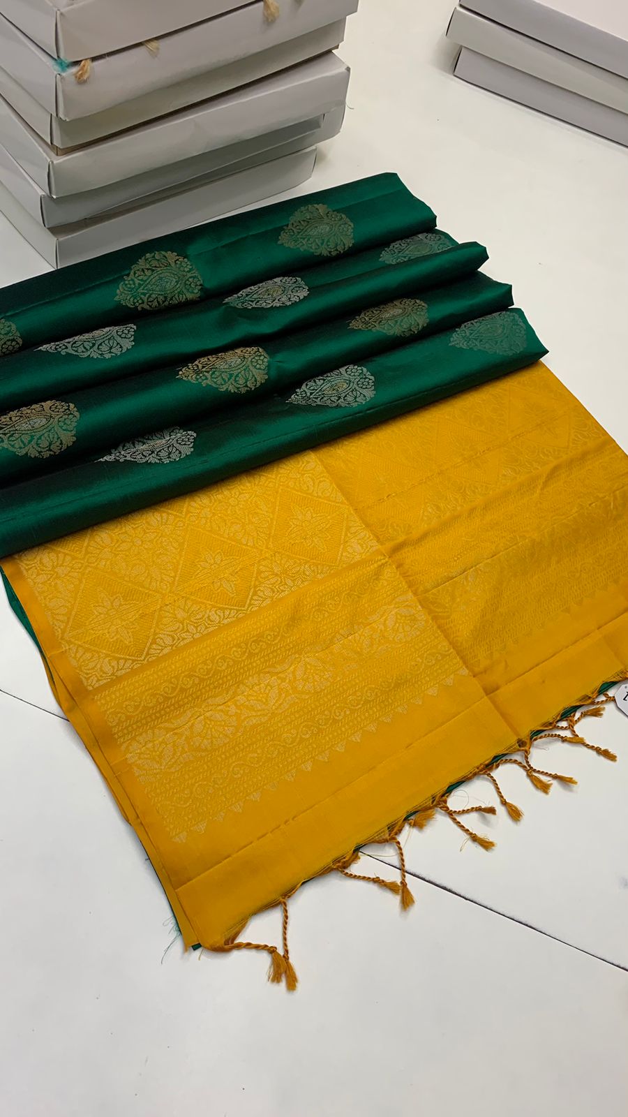 Pure handloom borderless ,jari border design Double warp soft silk sarees collections ..with contrast Pallu and blouse
