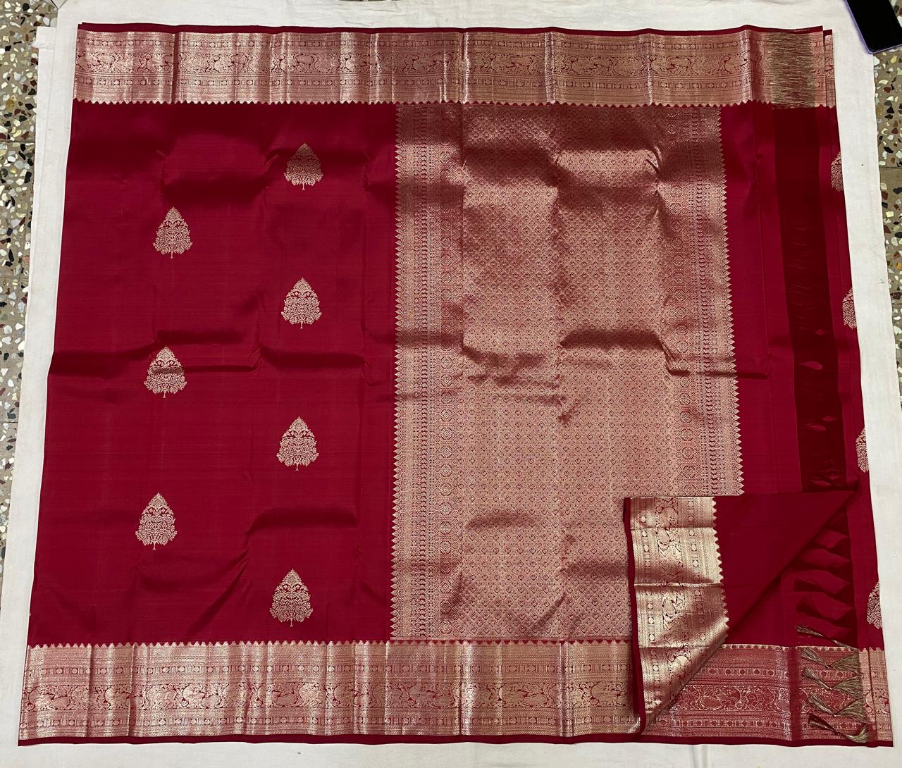 Kanchipuram Handloom pure silk saree
Beautiful fancy Design
silver zari beautiful butta type sarees*