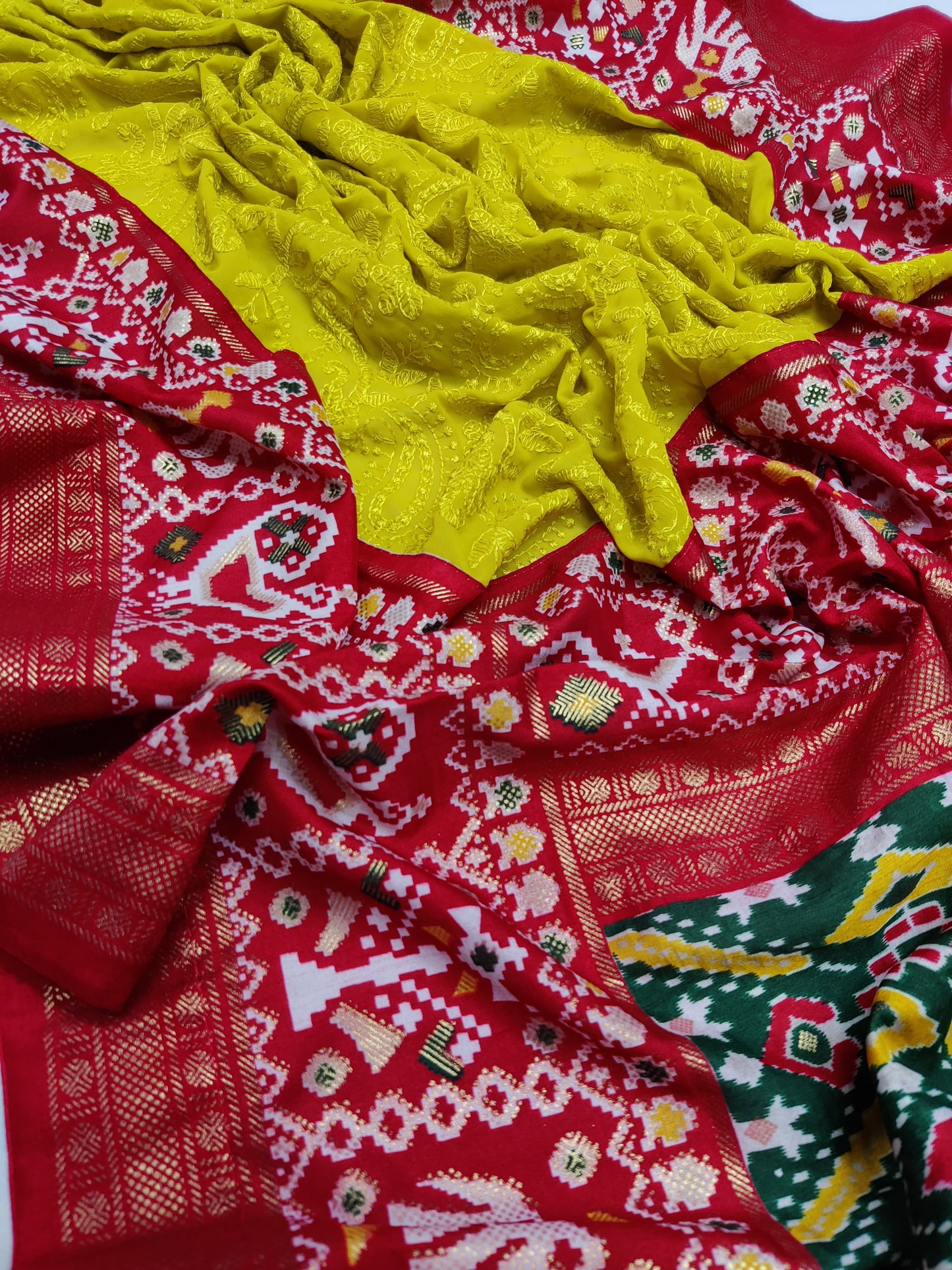 Here we present exclusive and branded premium Georgette saree with lucknowi  chikankari work all over the saree