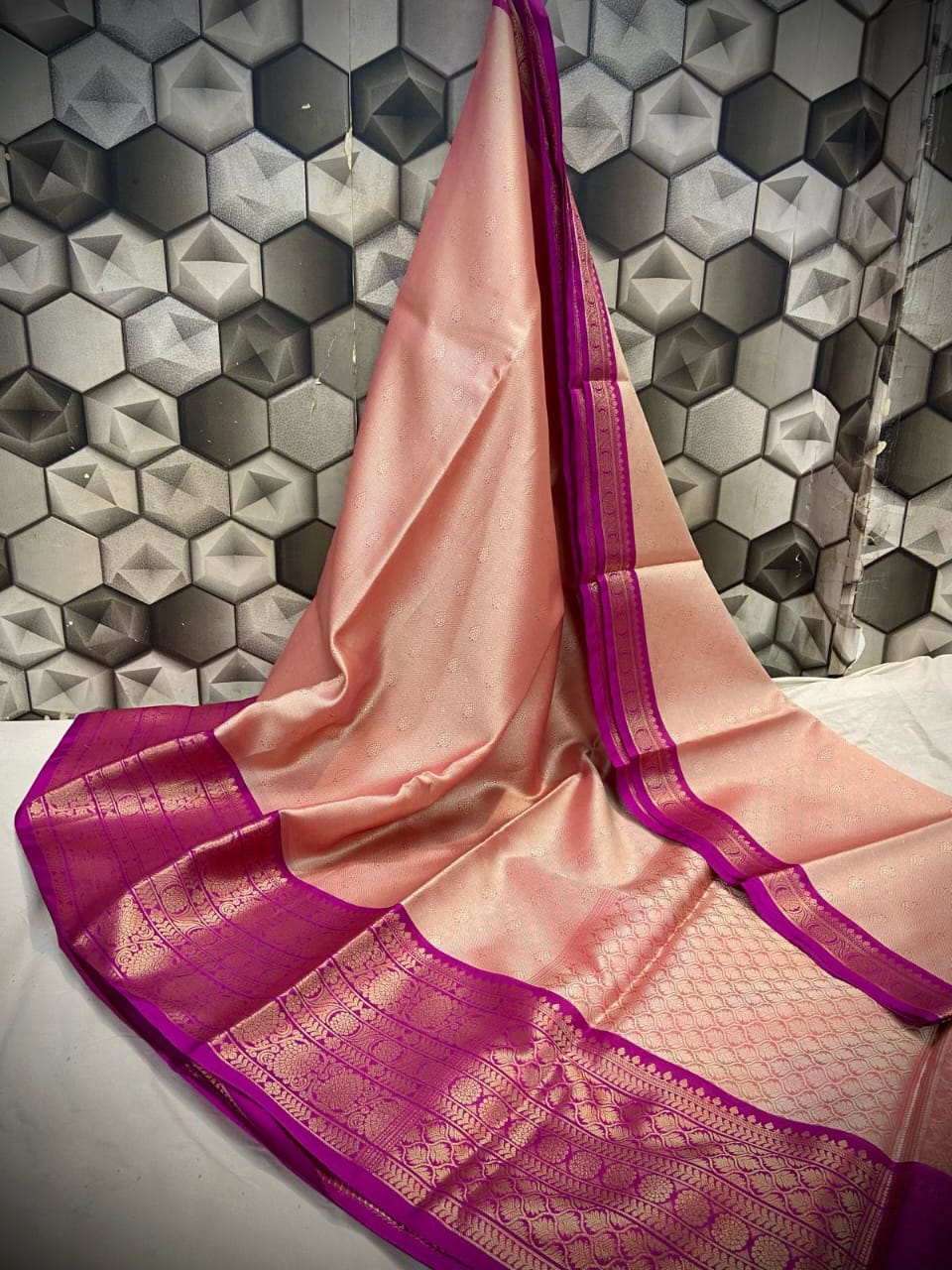 Handwoven Banarasi Kora Muslin Tanchui Saree*
Beautiful Kanchi Bodar Design Body*