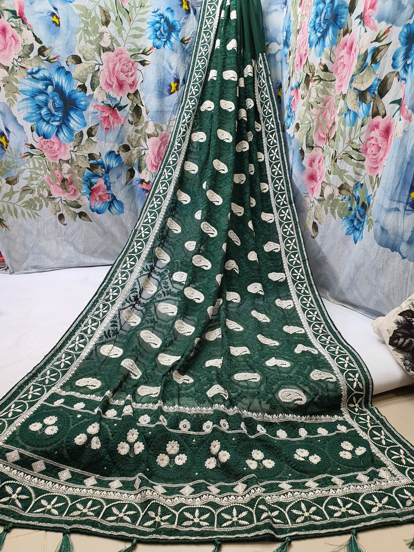 Allover tone to tone lucknowi chikankari work on georgette*
Saree