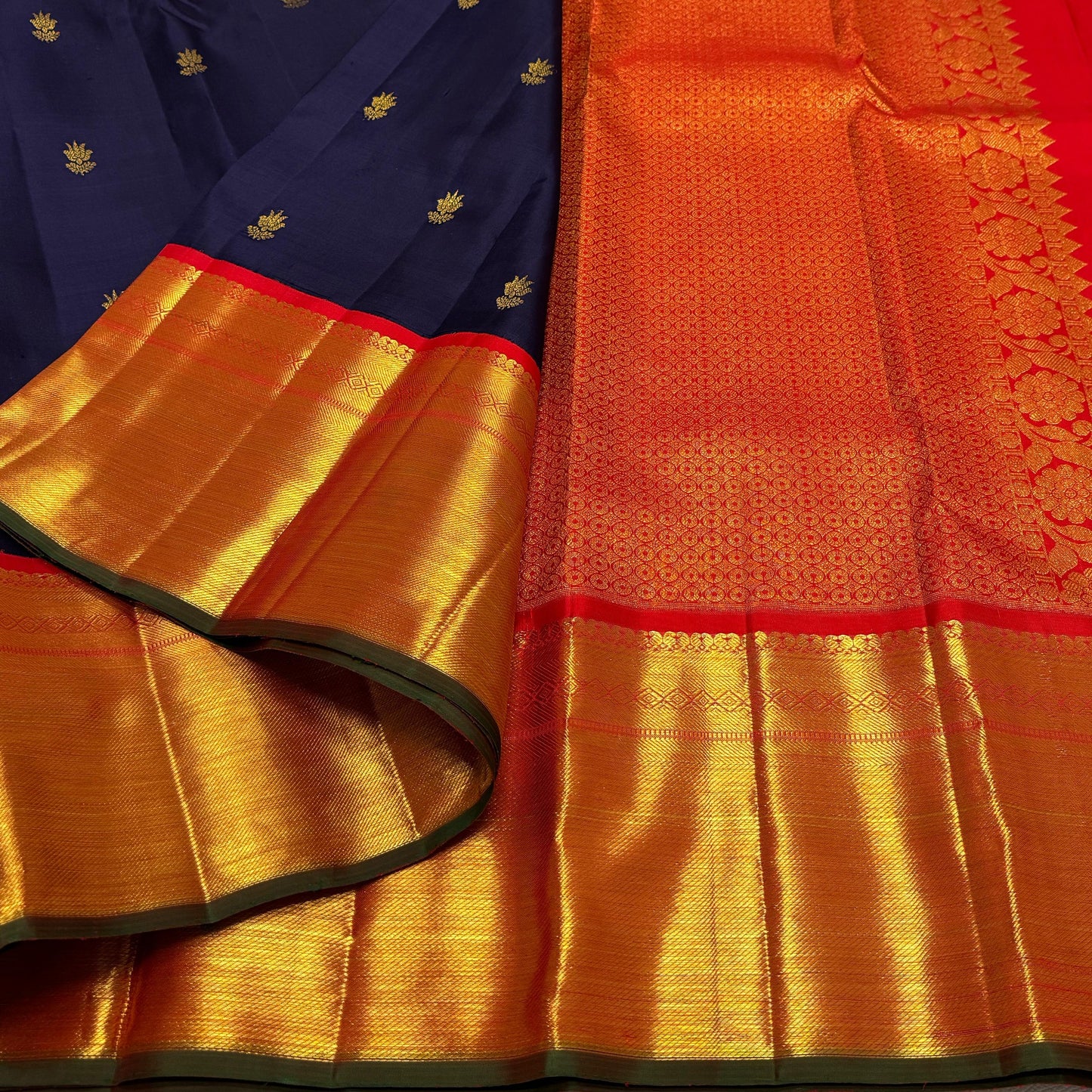 Kanchipuram pure silk handloom double warp contrast grand pallu and blouse *Double side korvai border 2g* 
*SILK MARK TAG WITH HOLOGRAM*