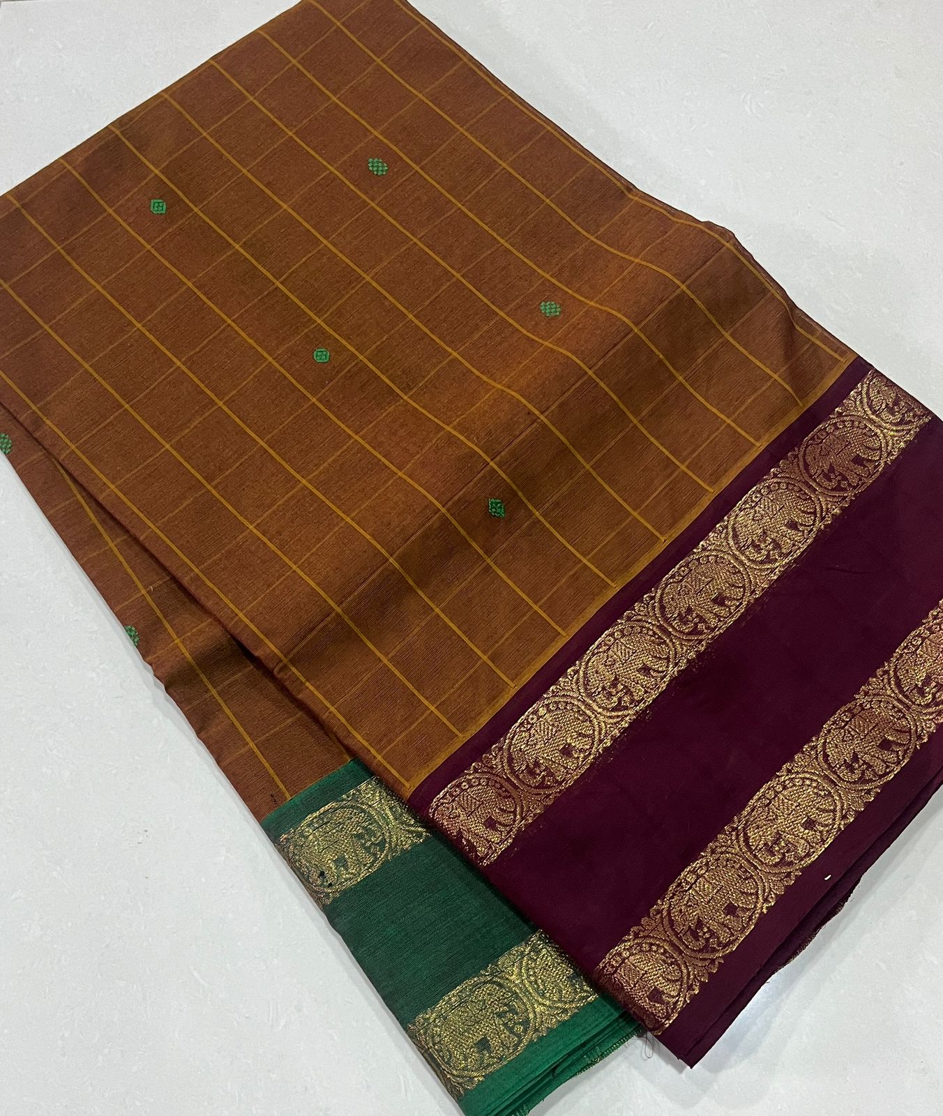 Kanchi Cotton 
🪡80 s Kanchi Cotton Fabulous Ganga Jamuna Border,Checked Butta Body and With Simple line Zari Pallu