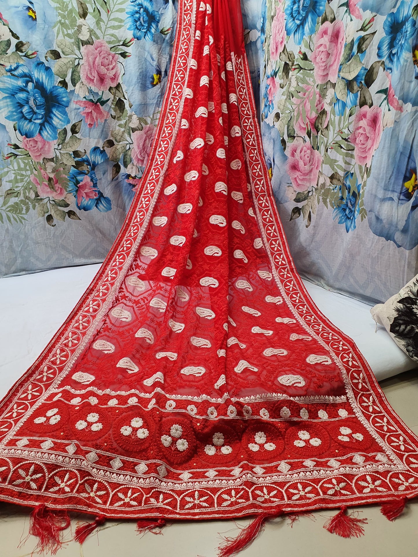 Allover tone to tone lucknowi chikankari work on georgette*
Saree