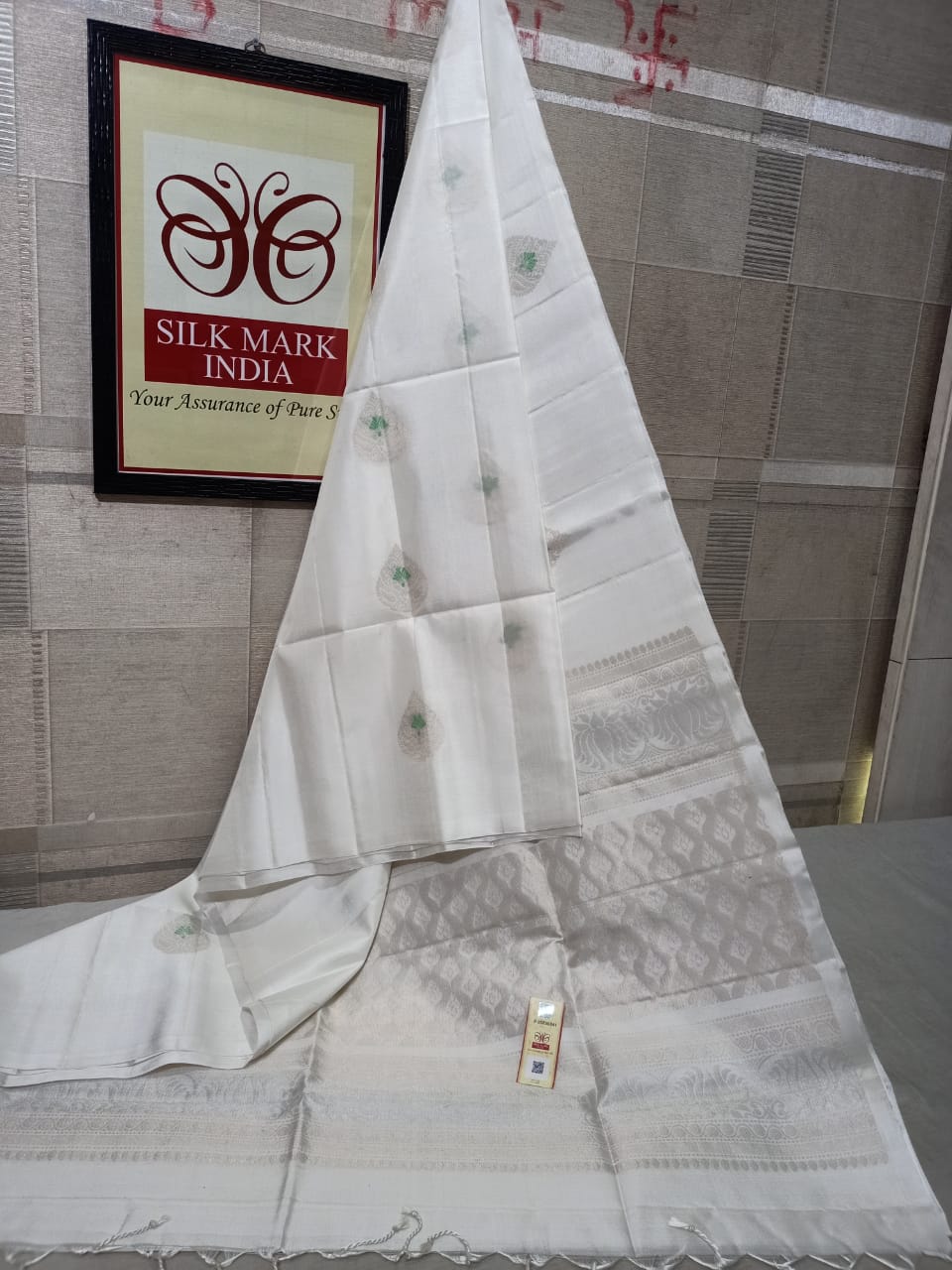 Pure silk Handloom*
Meena butta Silver jarie Butta Meena work butta Fancy butta Double warp silk Aravta butta All over butta Rich pallu