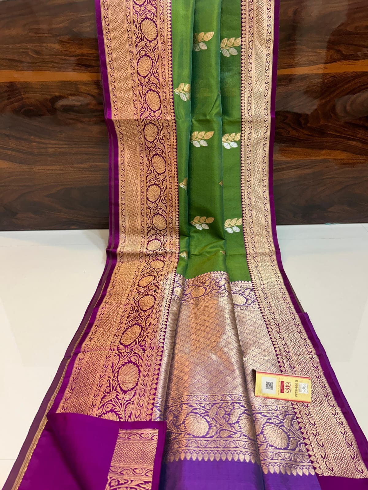 Banarsi Pure Kora Organza Silk Sarees With Pure Katan Border And Anchal*
*Pure Handloom Sarees*
Contrast *Blouse* With *Border*
With *Antique Zari*
With *Silk Mark* Certificate