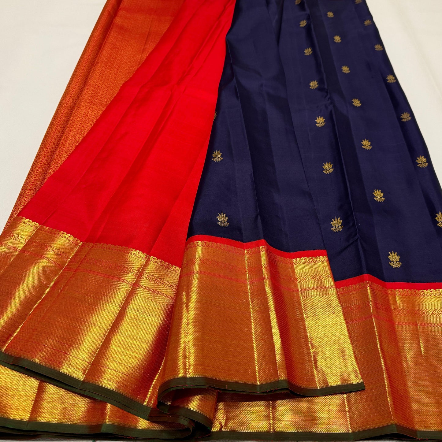 Kanchipuram pure silk handloom double warp contrast grand pallu and blouse *Double side korvai border 2g* 
*SILK MARK TAG WITH HOLOGRAM*