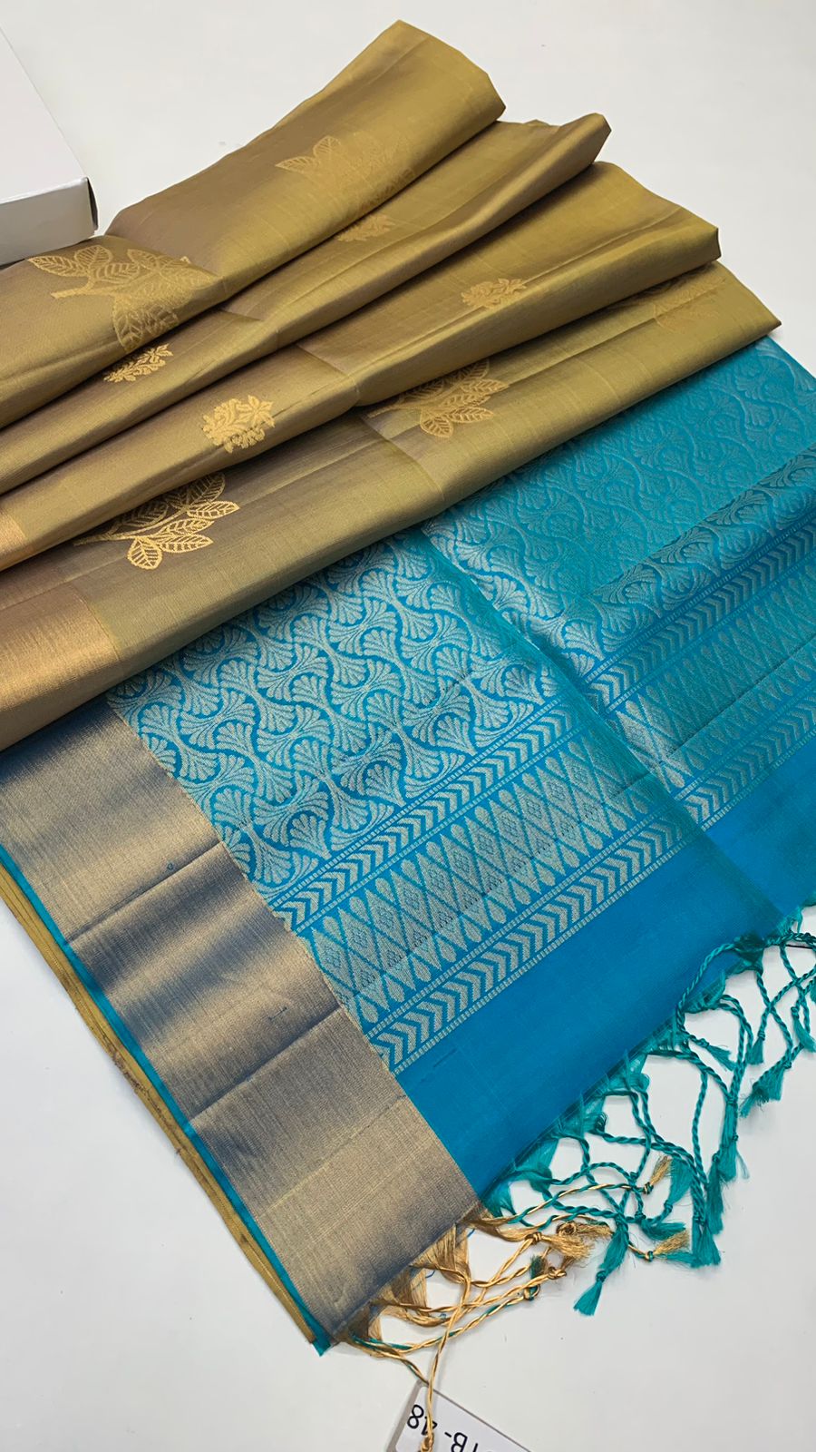 Pure handloom borderless ,jari border design Double warp soft silk sarees collections ..with contrast Pallu and blouse