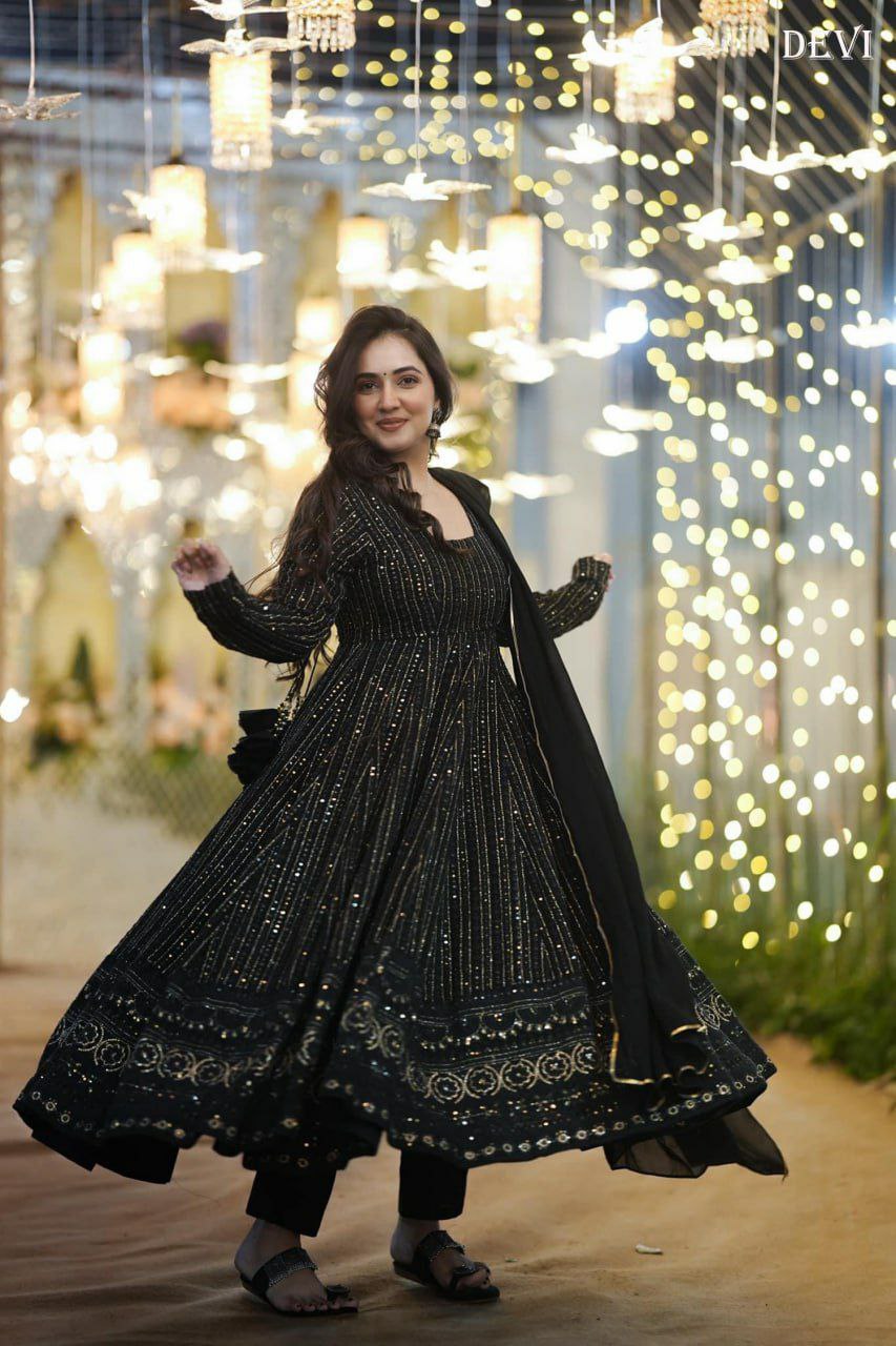 Designer s Gown Top dupatta               Heavy FAUX GEORGETTE Silk
Full INNER Attached Heavy Crape
WORK - All Over Multi Thread  & Jari With Sequence embroidery stich work