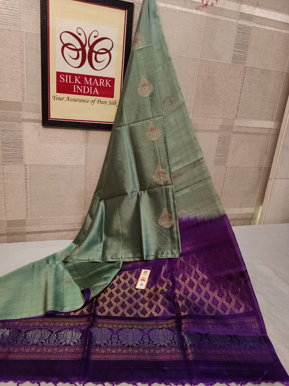 Pure silk Handloom*
Meena butta Silver jarie Butta Meena work butta Fancy butta Double warp silk Aravta butta All over butta Rich pallu