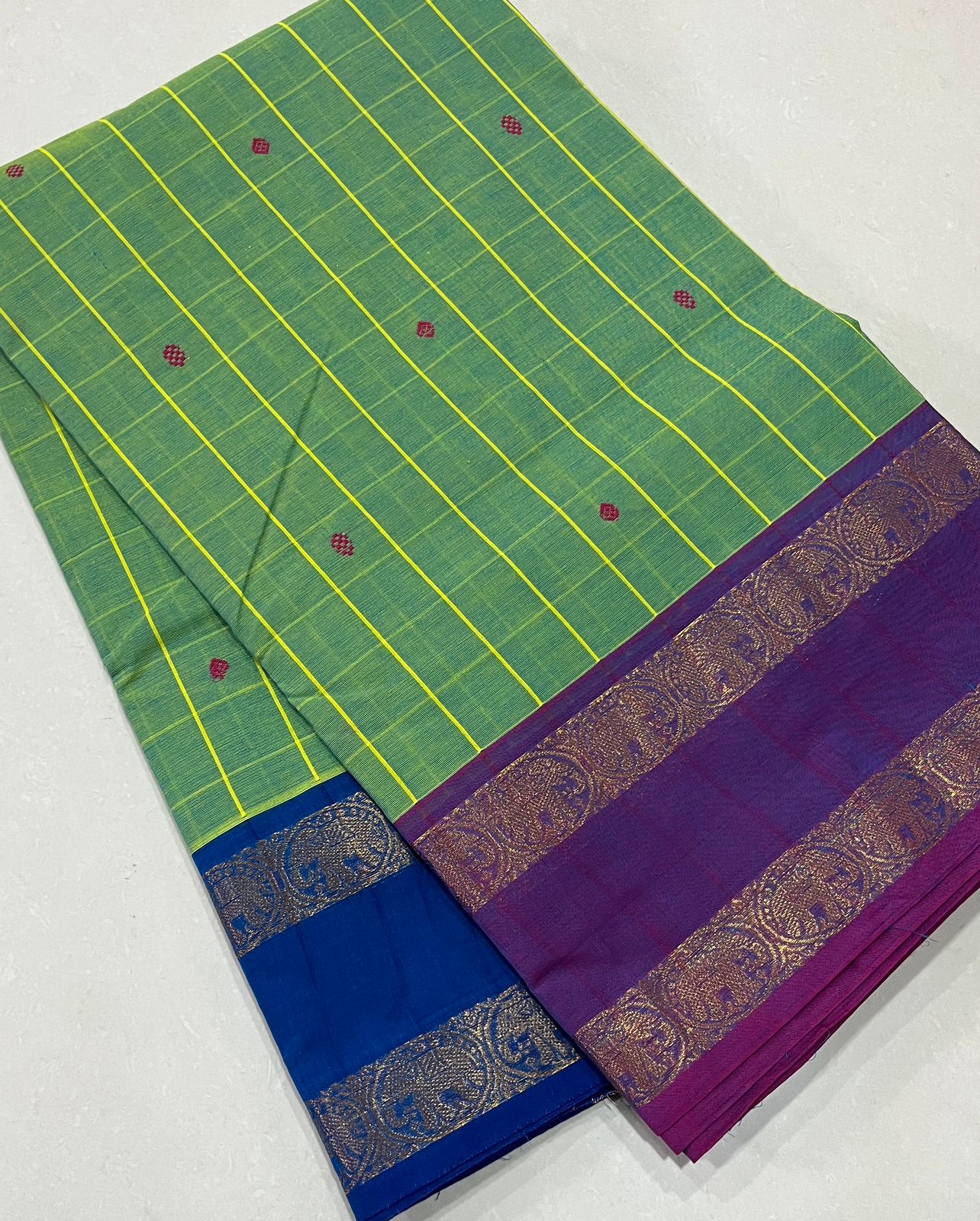 Kanchi Cotton 
🪡80 s Kanchi Cotton Fabulous Ganga Jamuna Border,Checked Butta Body and With Simple line Zari Pallu