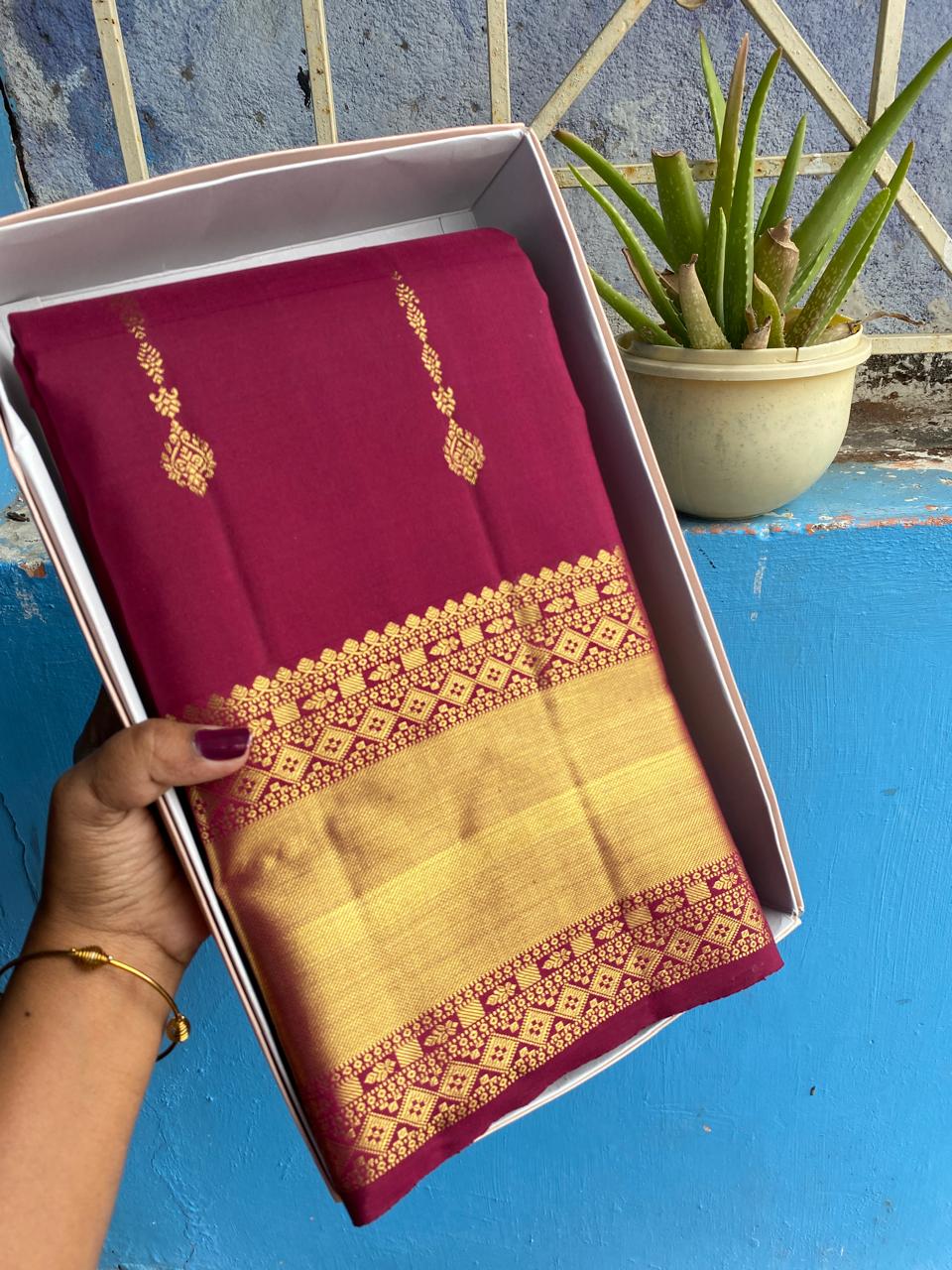 Kanchipuram Handloom pure silk saree
Beautiful fancy Design 
gold  zari fancy Contrast collection butta beautiful type sarees*