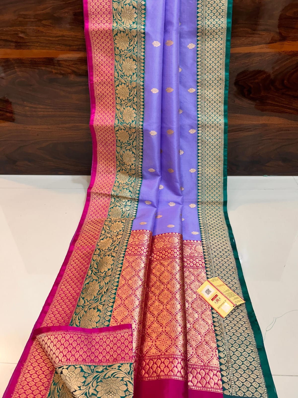Banarsi Pure Kora Organza Silk Sarees With Pure Katan Border And Anchal*
*Pure Handloom Sarees*
Contrast *Blouse* With *Border*
With *Antique Zari*
With *Silk Mark* Certificate