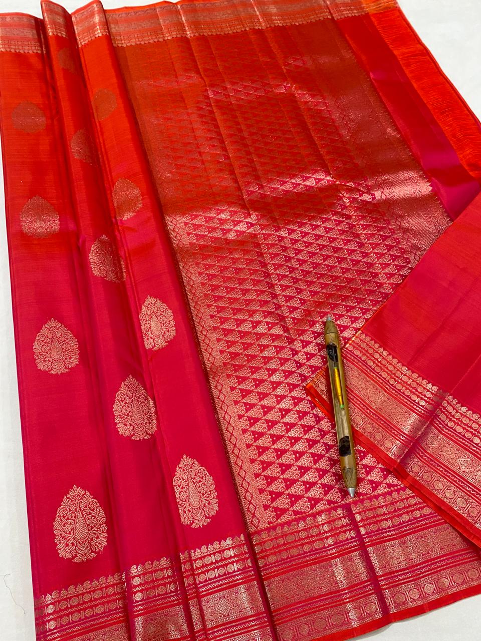 Kanchipuram Handloom pure silk saree
Beautiful fancy Design
Rose copper zari  beautiful butta  type sarees*