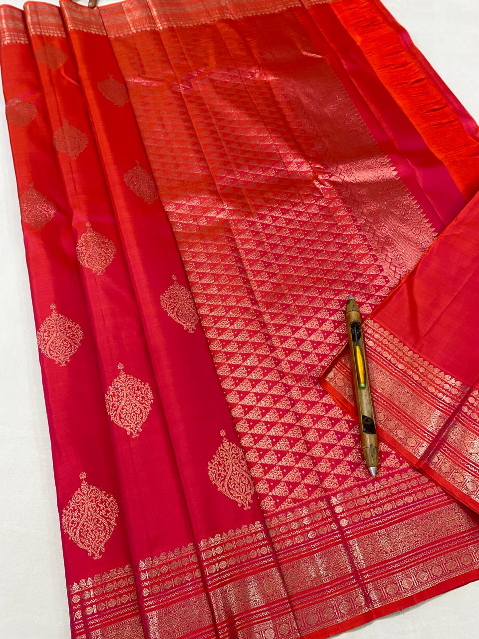 Kanchipuram Handloom pure silk saree
Beautiful fancy Design
Rose copper zari  beautiful butta  type sarees*