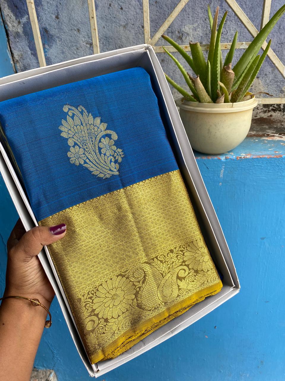 Kanchipuram Handloom pure silk saree
Beautiful fancy Design 
gold  zari fancy Contrast collection butta beautiful type sarees*