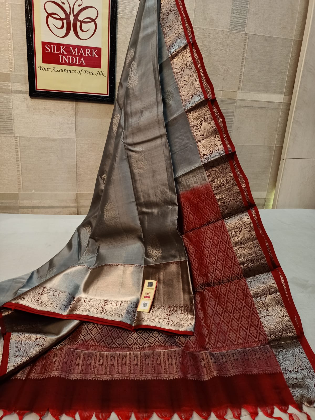 Pure kanjivaram silk Fancy Border
Both side Fancy Border Silver jarie weaving butta Double warp silk
Handloom weaving 
All over saree Silver jarie butta 
Silk mark certified pure silk kanjivaram silk
Double warp silk