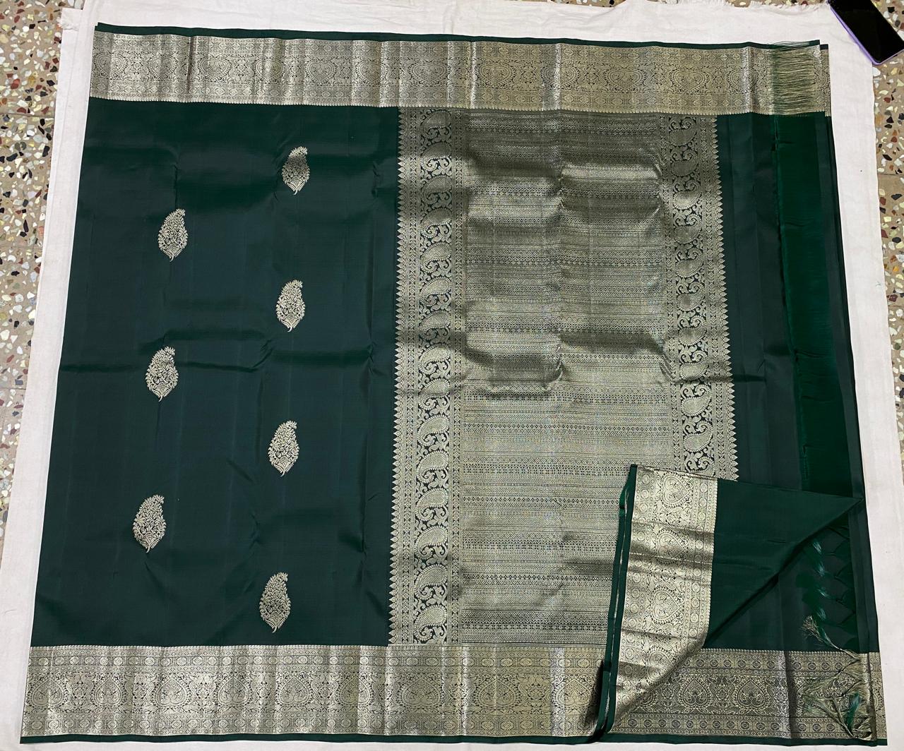 Kanchipuram Handloom pure silk saree
Beautiful fancy Design
silver zari beautiful butta type sarees*